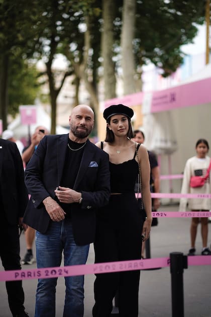 Ella posa con su
famosísimo padre, John
Travolta, en París durante
los Juegos Olímpicos de
2024