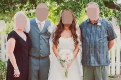 Ella propuso que los invitados vayan de dorado a su casamiento, y los familiares de su esposo decidieron vestirse como para un funeral