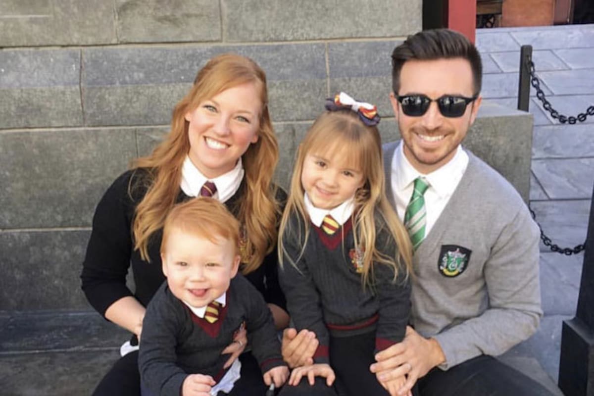 Ella realiza los trajes y luego los vende para costearse los frecuentes viajes al parque temático