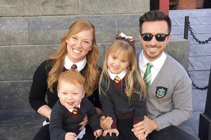 Ella realiza los trajes y luego los vende para costearse los frecuentes viajes al parque temático