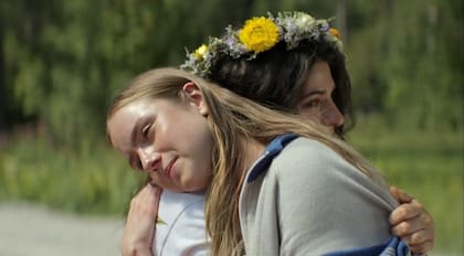 Ella Rubin y Amélie Hoeferle en una escena de Sterling Point