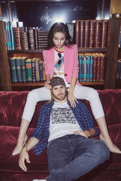 Ella, saco de jersey (Las Pepas), remera con leyenda (Levis), pantalón chupín blanco (Mirta Armesto). Él, camisa escocesa, remera estampada y jeans (Levis)