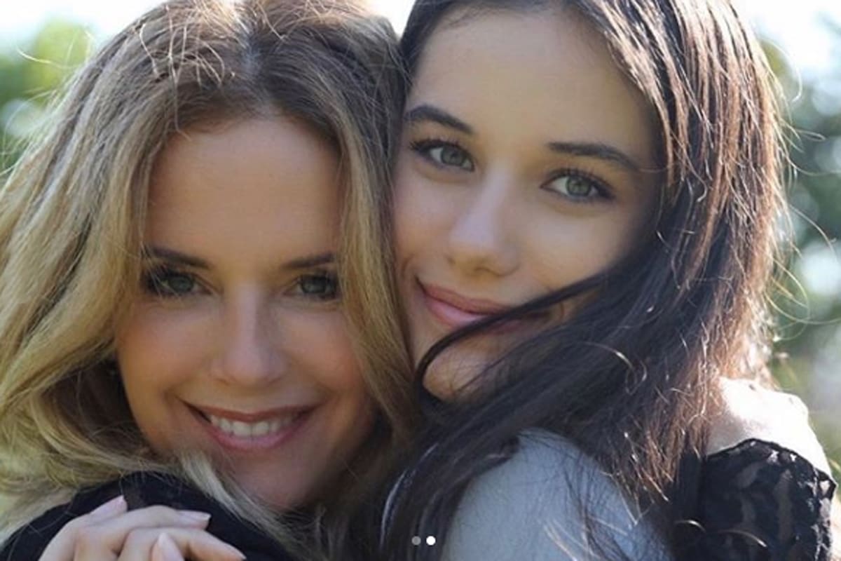 Ella Travolta junto a su madre, Kelly Preston