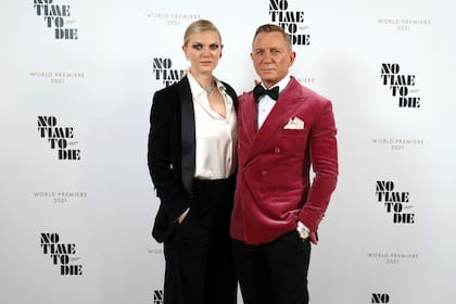 Ella y su padre en la premiere de la última película de James Bond que protagoniza el actor británico
