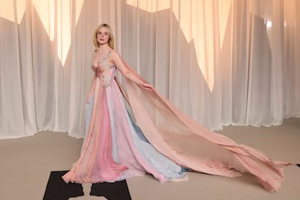 Elle Fanning elevó el romanticismo a un terreno casi fantástico con un vestido de Valentino, cuyo cuerpo tomó la forma de una mariposa mientras una capa fluida acompañaba el movimiento. Lo complementó con alhajas Cartier