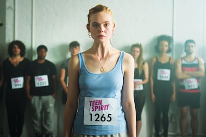 Elle Fanning interpreta a Violet, una chica de 17 años que busca cumplir su sueño de ser cantante