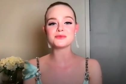 Elle Fanning, una de las celebridades que participó de la red carpet de manera remota