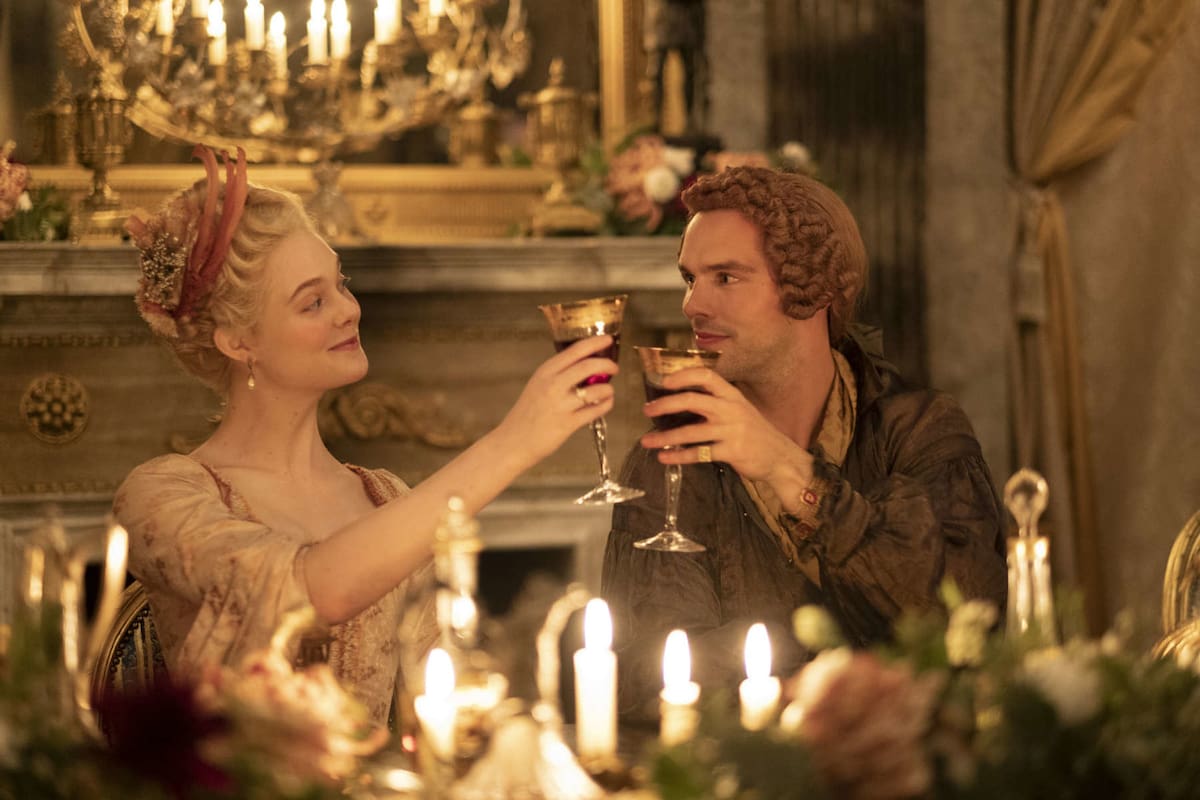 Elle Fanning y Nicholas Hoult en The Great (Starz Play, Movistar Play).
