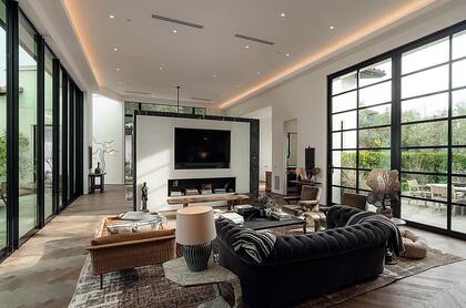 El living principal de la casa, rodeado de grandes ventanales y luz natural