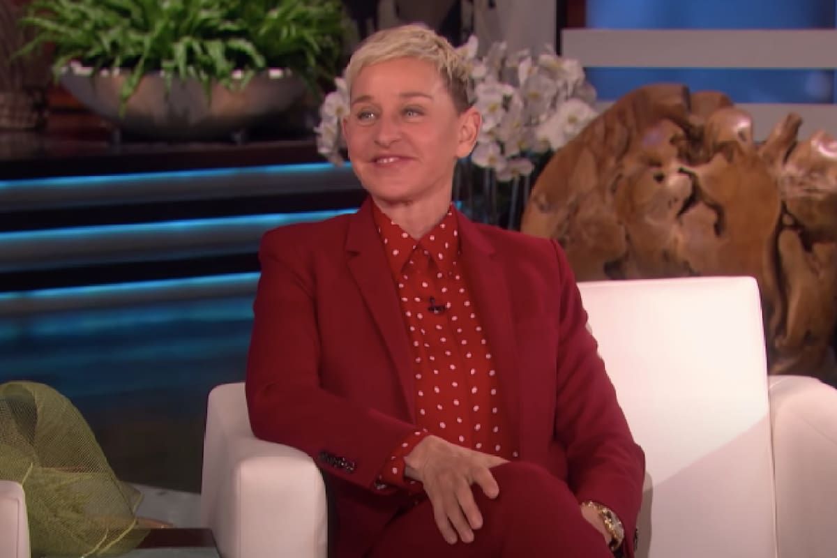 Ellen DeGeneres recibe cariños de público en el set, en el día de su cumpleaños (YouTube).