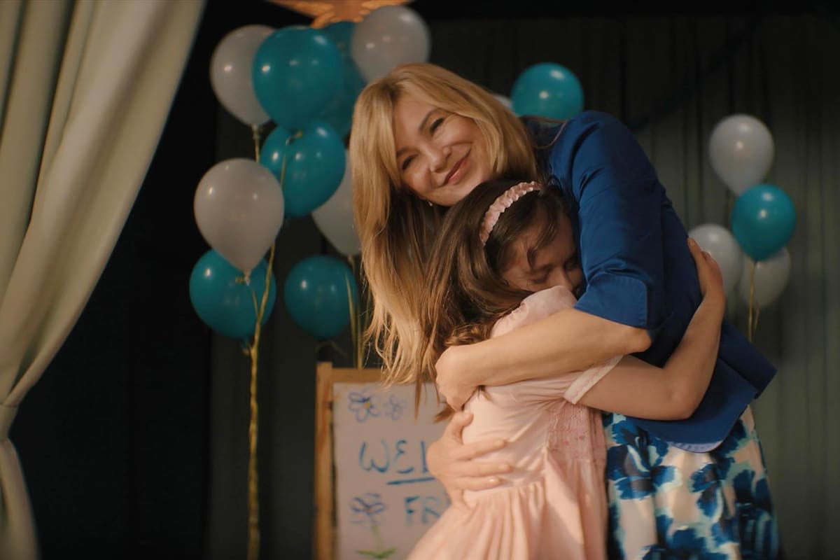 Ellen Pompeo en una escena de Good American Family junto a Imogen Faith Reid