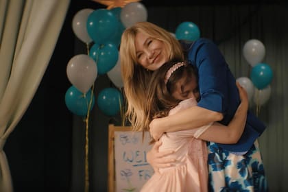 Ellen Pompeo en una escena de Good American Family junto a Imogen Faith Reid