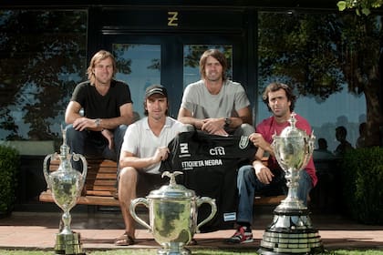 Ellerstina 2010 fue un equipazo que brilló durante toda la Triple Corona, compuesto por Gonzalo Pieres (h.), Pablo Mac Donough, Facundo Pieres y Juan Martín Nero, que en la imagen posan con las copas Emilio de Anchorena (Tortugas), The Championship Cup (Palermo) y The Ayrshire (Hurlingham).