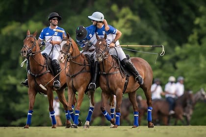 Hilario Ulloa, abrazo a Nicolás Pieres, festeja su primera conquista de Triple Corona; para el delantero de Lincoln, era una cuenta pendiente a sus 34 años.