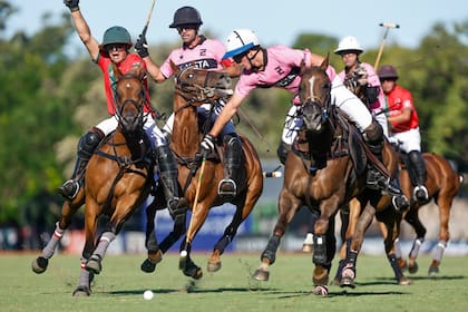 Ellerstina-Indios Chapaleufú la pasó mal en la semifinal con La Irenita-La Hache y lo dio vuelta en los tres últimos chukkers; en acción, Cruz Heguy