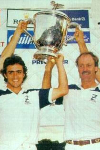 Adolfo Cambiaso y Gonzalo Pieres, junto a Mariano Aguerre y Carlos Gracida, levantan la copa del Abierto de Palermo en 1994; fue la primera conquista grande de una sociedad muy exitosa, que se disolvió para siempre seis años más tarde.