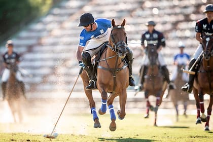 Facundo Pieres rumbo al gol, un clásico de Ellerstina