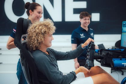 Ellie Kildunne visitó la sede de Enstone y se animó a manejar el simulador de Alpine, ante las sonrisas de todos