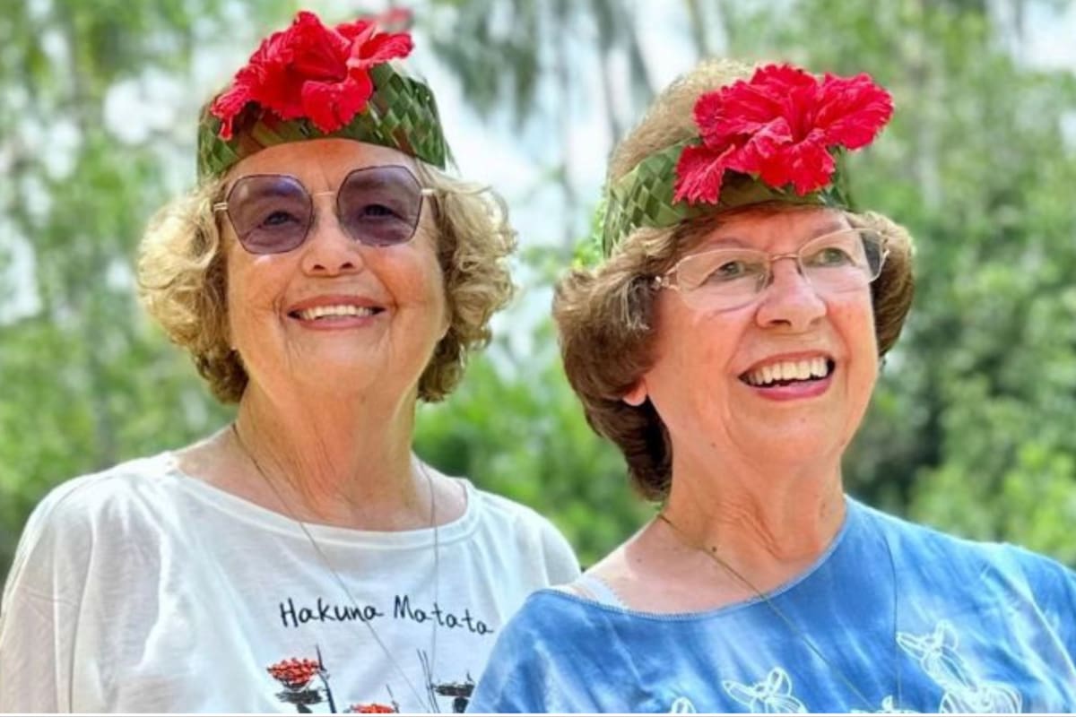 Ellie y Sandy durante su estadía en Tanzania