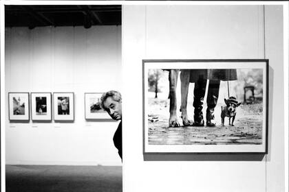 Elliot Erwitt con su imagen de perros más famosa, en una exhibición el 29 de noviembre de 1994
