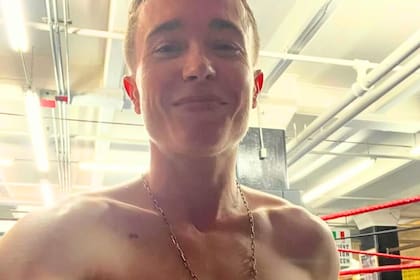Elliot Page subió fotos con el torso desnudo y enseñó sus abdominales tras el cambio de género