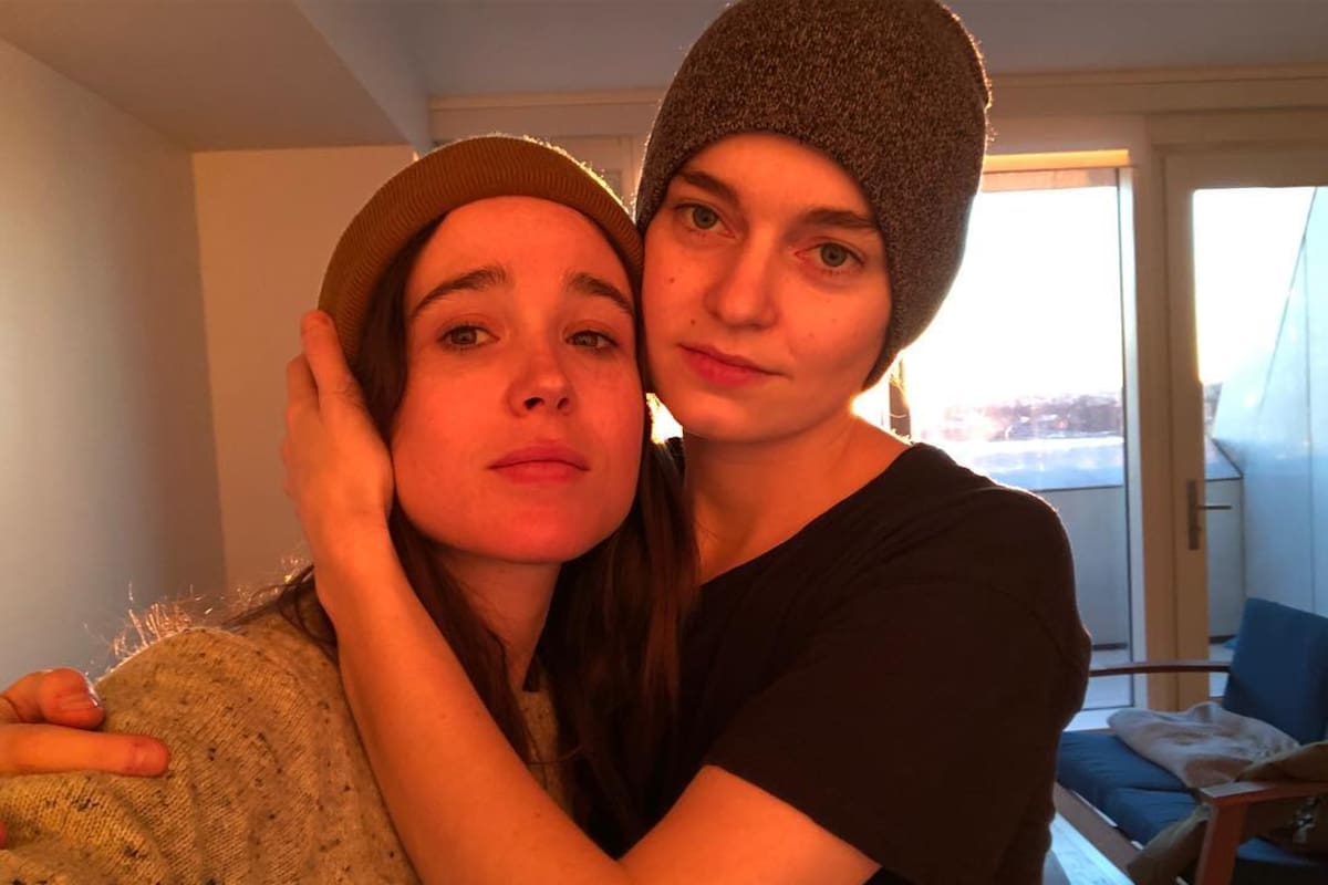 Elliot Page y Emma Portner abrazadas