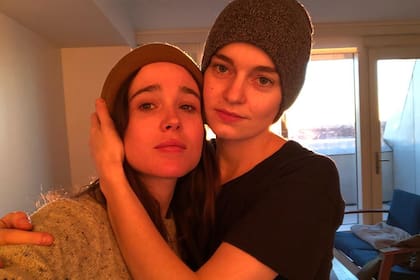 Elliot Page y Emma Portner abrazadas