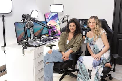 Elliot y Godfrid en su "búnker" desde donde crean contenido para las plataformas digitales de su cuenta Valen y Sofi.