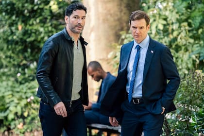 Ellis interpreta a Colin Glass, un oficial encantador y poco confiable de la CIA, forzado a trabajar con Bill Goodman (Nick Gehlfuss), un agente del FBI que respeta las reglas al pie de la letra