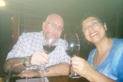 Ellos, brindando por un amor eterno.