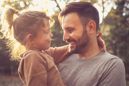 Ellos dedican menos horas a tareas domésticas en el propio hogar y cuidado de los miembros de la familia que siete años antes