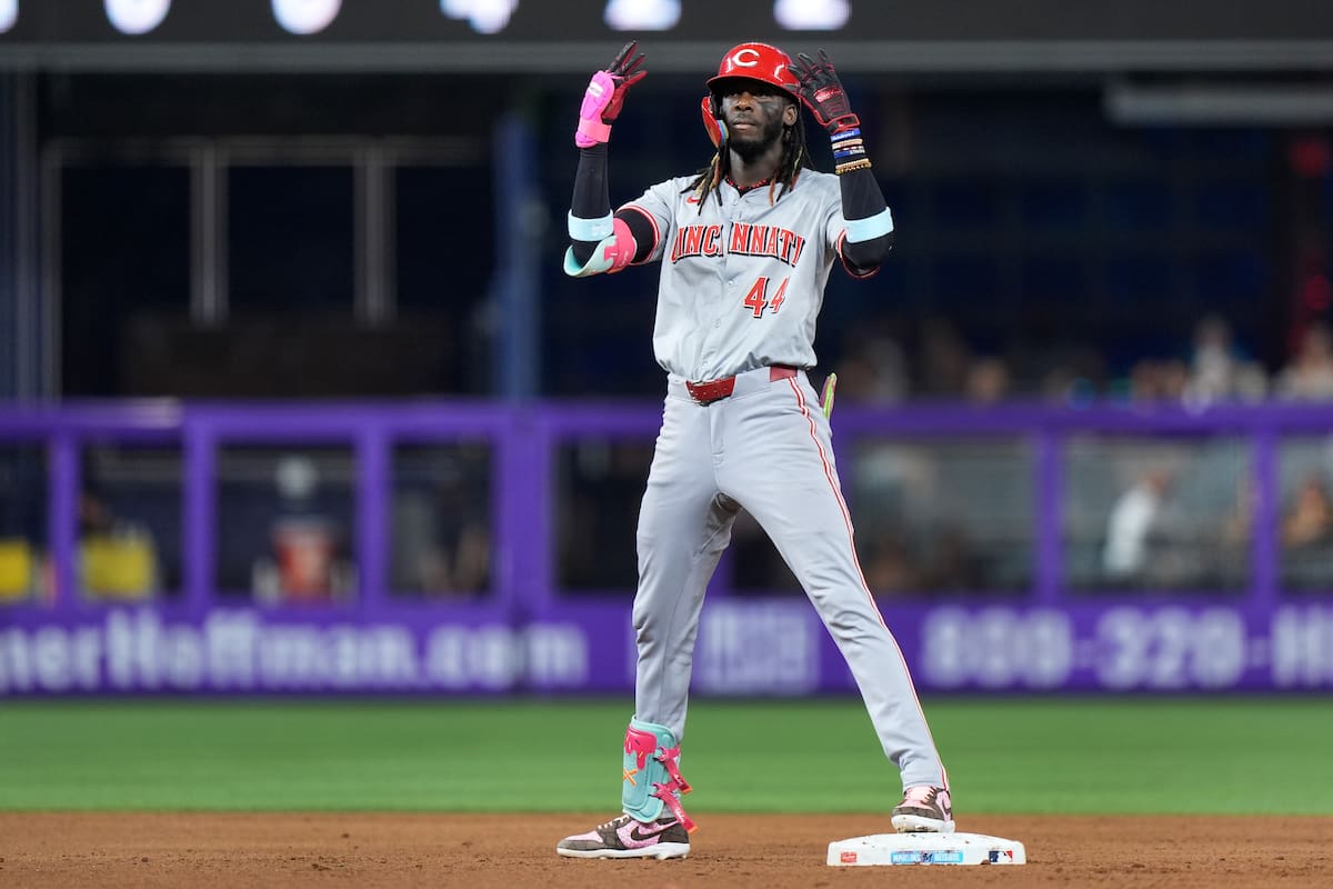Elly De La Cruz, de los Rojos de Cincinnati, celebra después de batear un doble durante la cuarta entrada del juego de béisbol en contra de los Marlins de Miami, el lunes 5 de agosto de 2024, en Miami. (AP Foto/Wilfredo Lee)