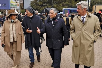 Eloisa Frederking, vicepresidenta segunda de la Sociedad Rural Argentina, recorre la muestra junto a Adolfo Cambiaso, Horacio Marin, presidente y CEO de YPF; y Federico Pino, presidente de la Sociedad Rural Argentina