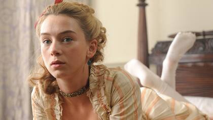 Eloise Smyth es Lucy Wells
