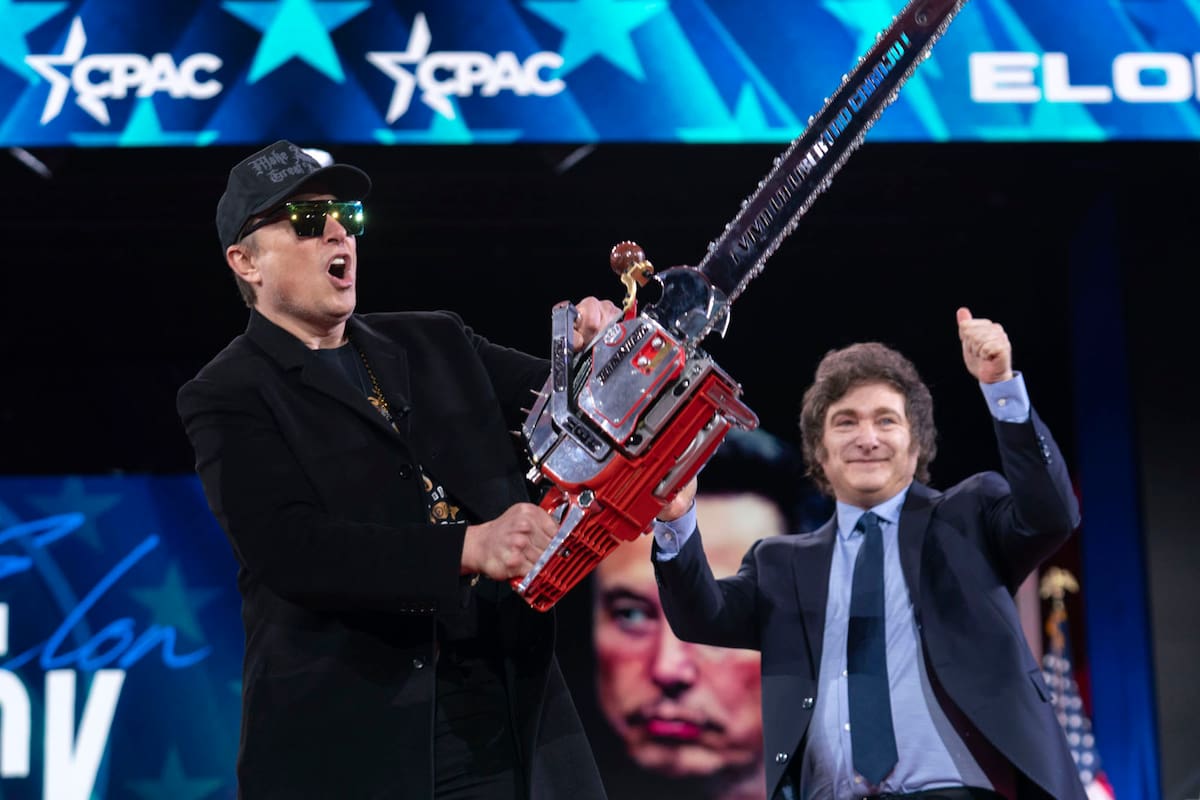 Elon Musk, a la izquierda, recibe una motosierra del presidente de Argentina, Javier Milei,, a su llegada a la Conferencia de Acción Política Conservadora, CPAC, en el Gaylord National Resort & Convention Center, en Oxon Hill, Maryland, el jueves 20 de febrero de 2025
