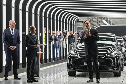 Elon Musk anunció que Tesla construiría una nueva fábrica en Monterrey, México, otro lugar de bajos salarios con el beneficio adicional de estar al lado de la casa de la automotriz, del otro lado de la frontera en Texas.