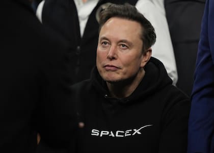 Elon Musk asiste a la final del campeonato de lucha de la NCAA, en Filadelfia