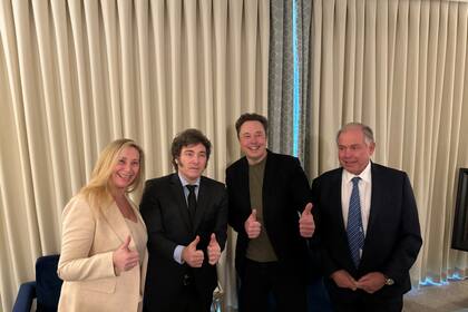 Elon Musk con Javier Milei, Karina Milei y el  embajador Gerardo Werthein.