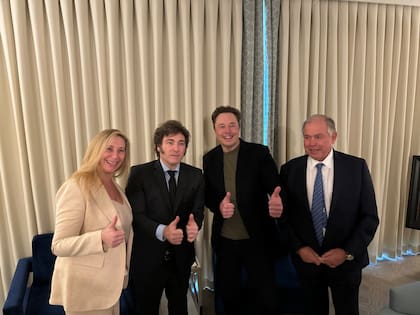 Elon Musk con Javier Milei, Karina Milei y el embajador Gerardo Werthein.