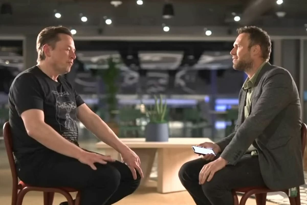 Elon Musk, dueño de Twitter y Tesla, frente al periodista de la BBC James Clayton