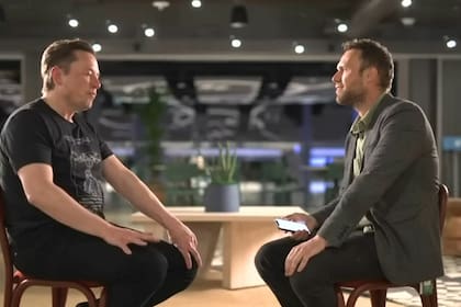 Elon Musk, dueño de Twitter y Tesla, frente al periodista de la BBC James Clayton