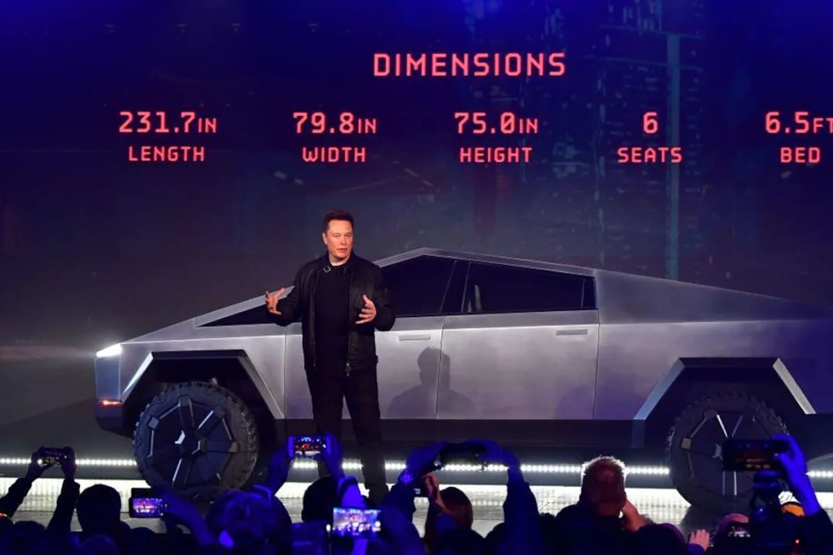 Elon Musk durante la presentación de la Cybertruck