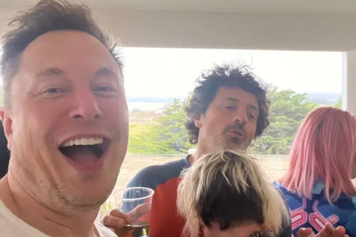 Elon Musk en una fiesta con Sergey Brin.