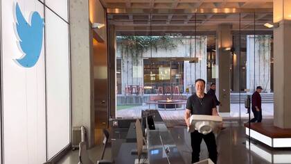 Elon Musk entró en la sede de X (Twitter) en San Francisco en 2022 cargando una pileta.