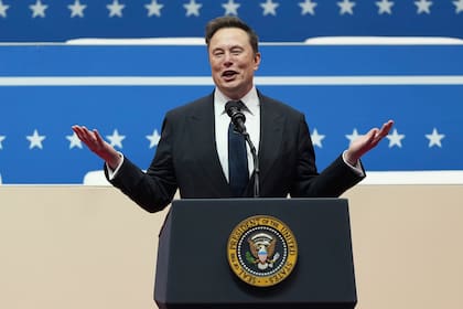 Elon Musk habla en un acto de investidura presidencial en nombre Trump, en Washington