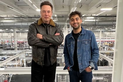 Elon Musk junto a Panay Pathole en la fábrica de baterías de Tesla. Se hicieron amigos por Twitter en 2018 y recién hoy se vieron cara a cara