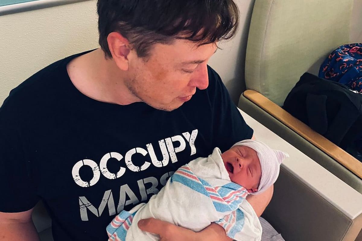 Elon Musk junto a su hijo en una de las imágenes que publicó en su cuenta oficial en Twitter