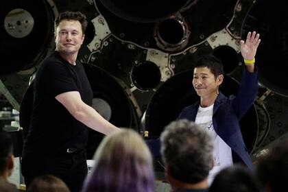 Elon Musk, junto a Yusaku Mawzawa, en la presentación de la iniciativa, en Los Ángeles