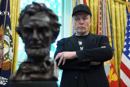 Elon Musk junto al busto de Lincoln en el despacho presidencial, en la cima de su alianza con Donald Trump