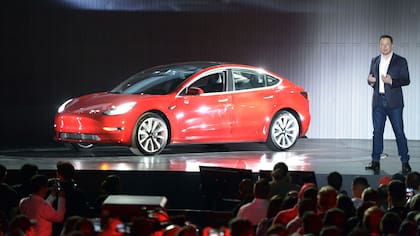 Elon Musk junto al Model 3, el tercer integrante de la automotriz Tesla